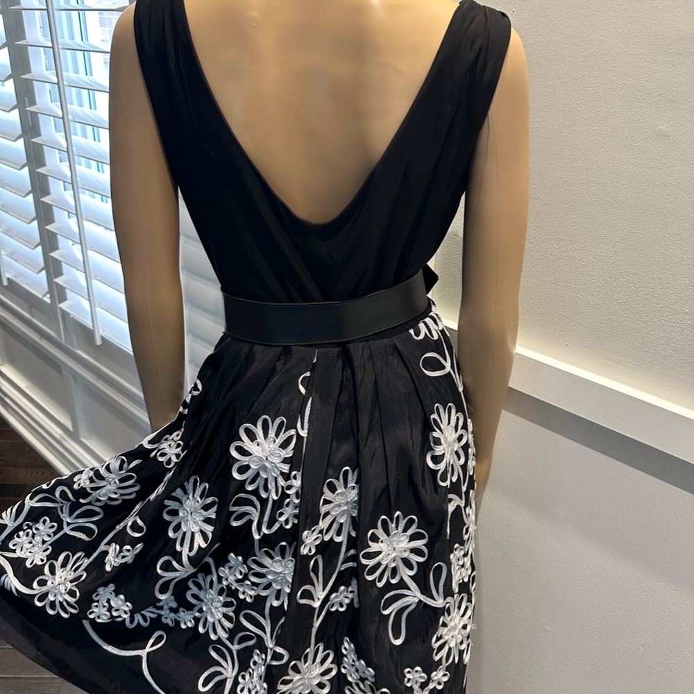 Laura Dress Size 6 BEAUTIFUL Cut and Style - Picture 6 of 7